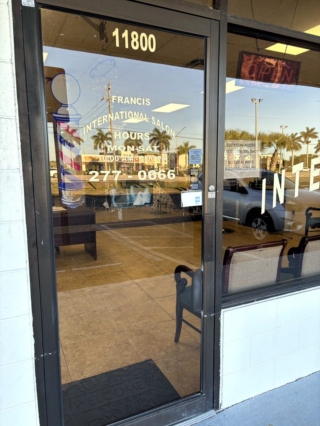 Fachada de Francis International Salon en 11800 S Cleveland Ave